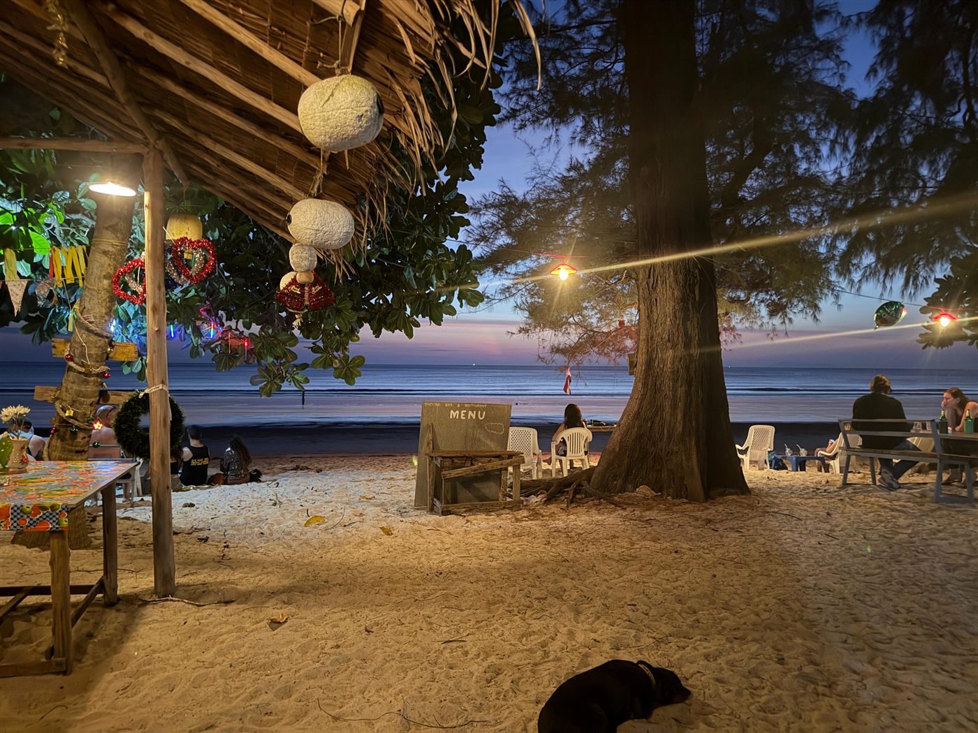 Samosa Bar am Strand von Koh Phayam in der Abenddämmerung